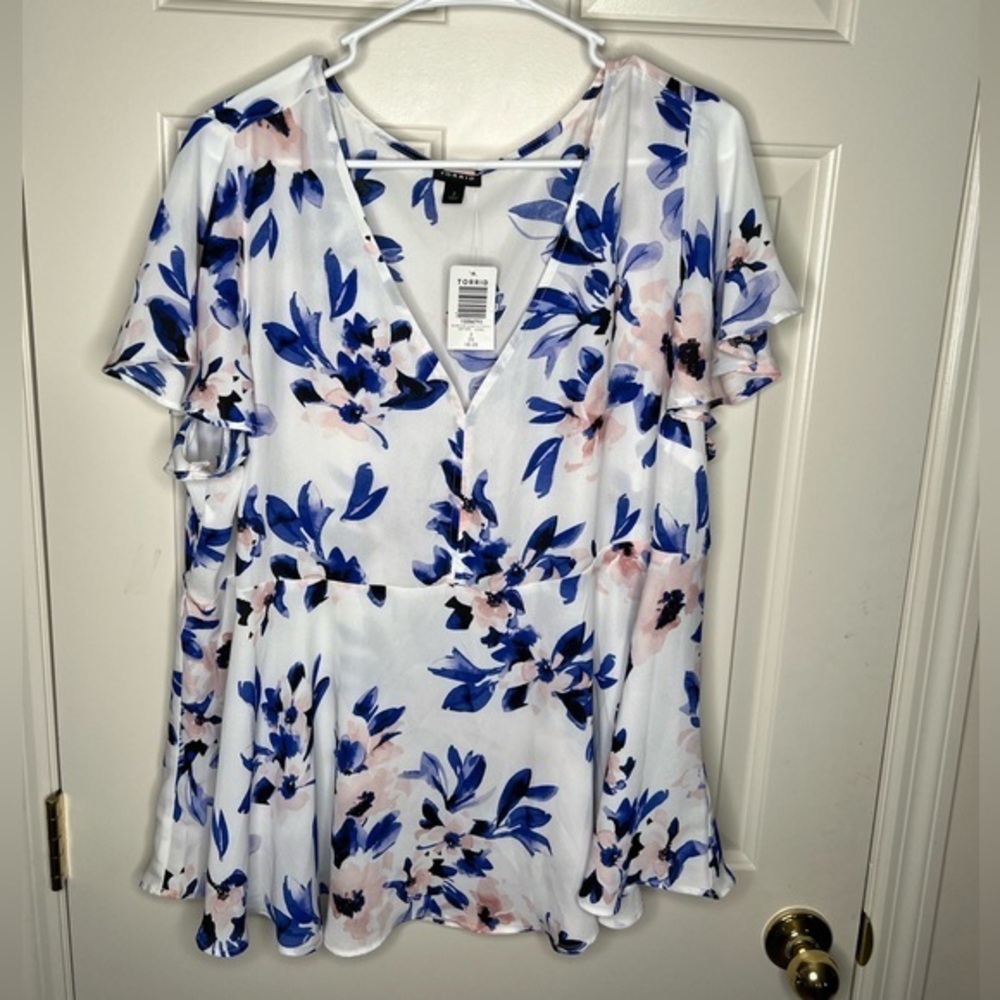 Torrid Ivory & Blue Floral Peplum Blouse flutter sleeves Size 2 2X 18-20 NWT